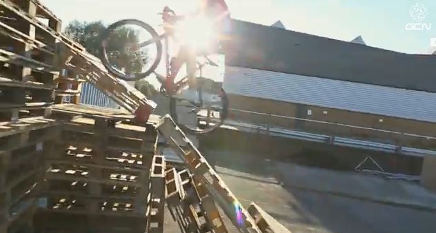 Video: Úžasné triky na cestnom bicykli